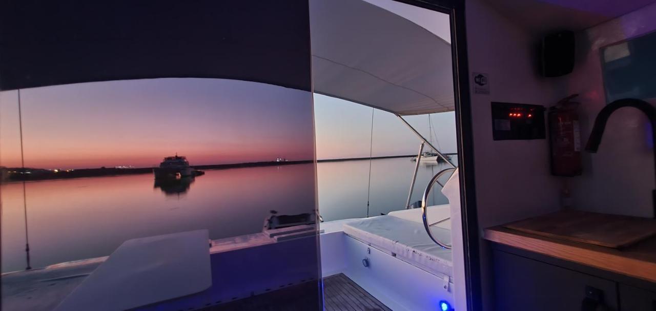 Barco Casa Catamara Sleepandboat Hotel FAO Kültér fotó