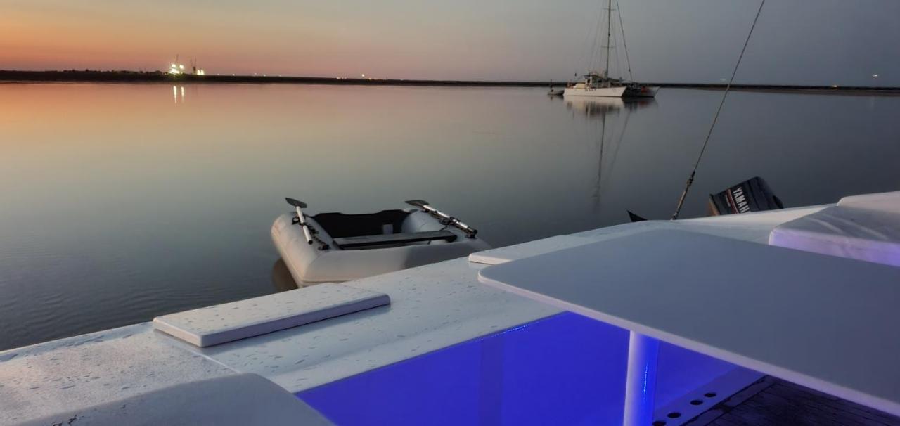 Barco Casa Catamara Sleepandboat Hotel FAO Kültér fotó