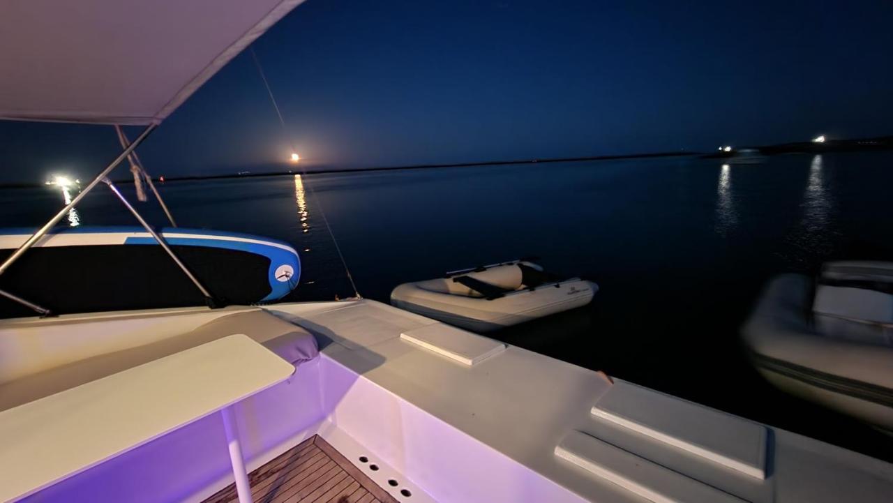 Barco Casa Catamara Sleepandboat Hotel FAO Kültér fotó