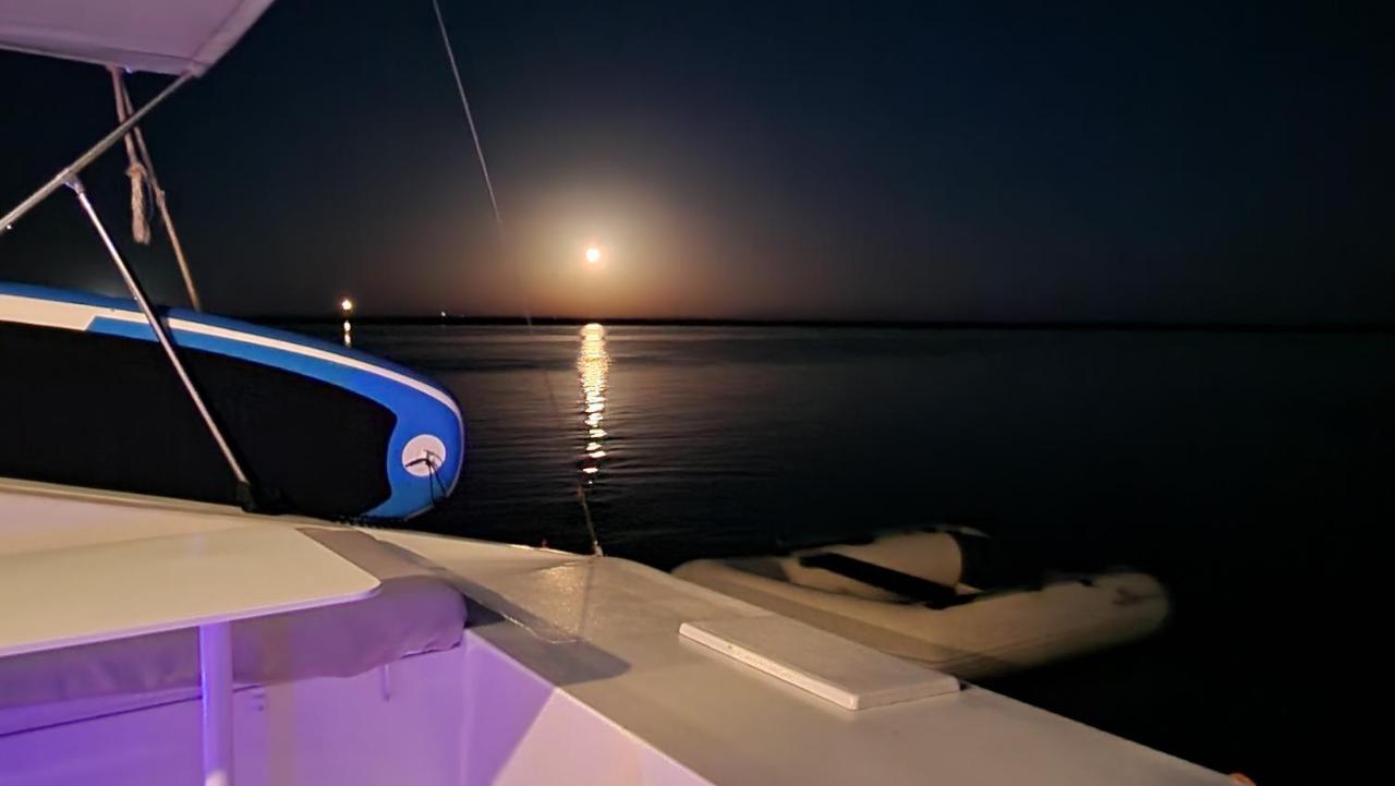 Barco Casa Catamara Sleepandboat Hotel FAO Kültér fotó