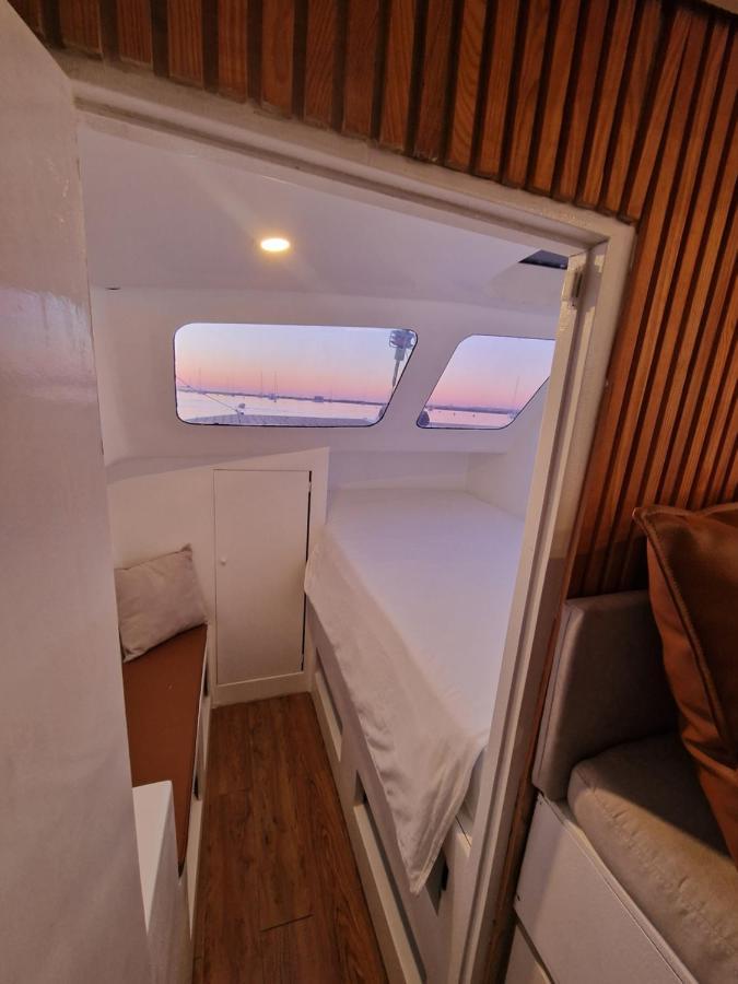 Barco Casa Catamara Sleepandboat Hotel FAO Kültér fotó
